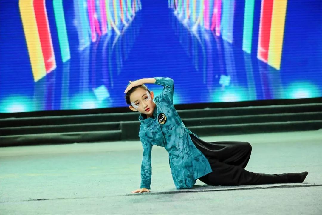 AYX爱游戏勇士新秀表现惊艳，全场观众掌声不断，不同人员论坛.