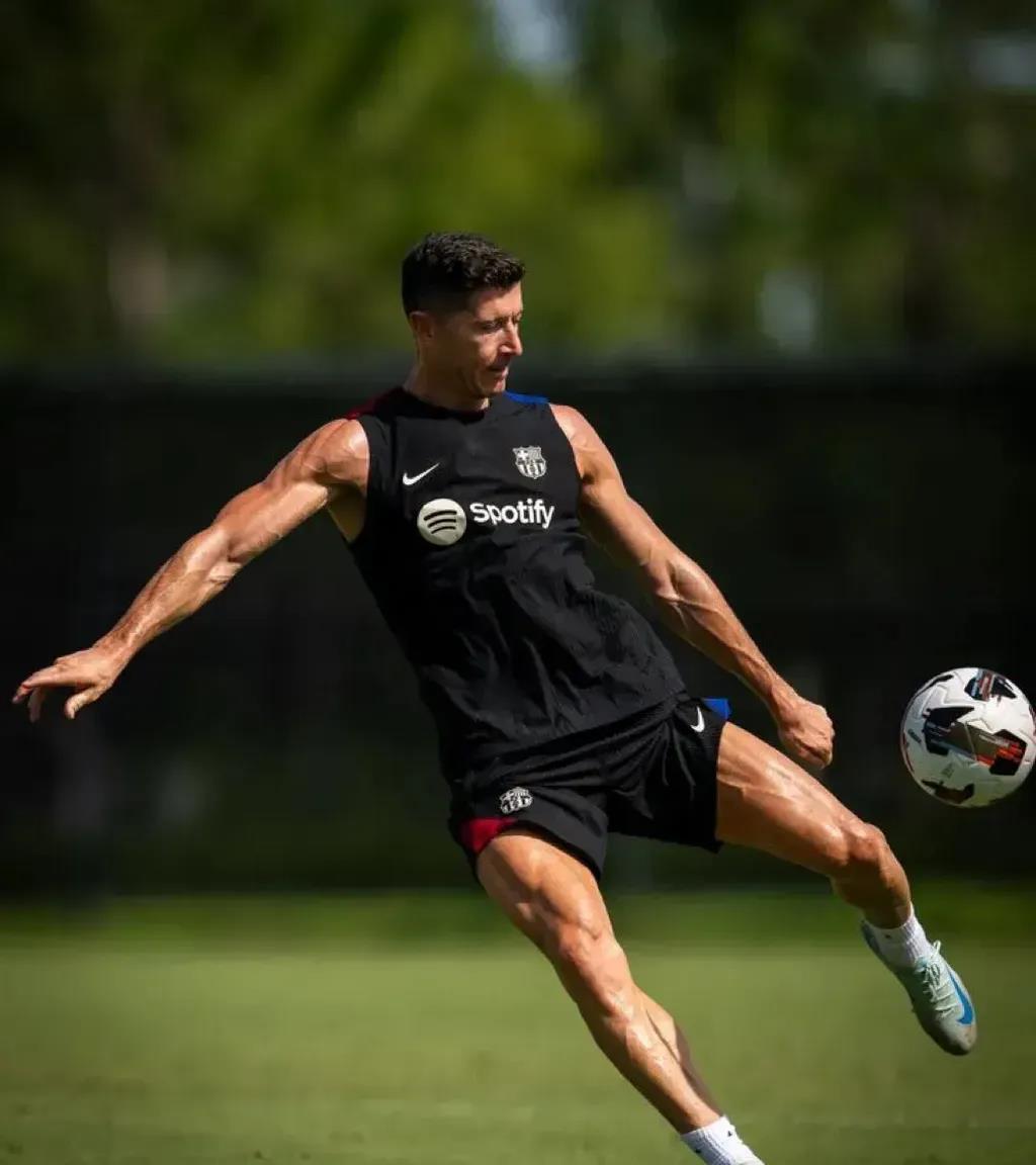 AYX爱游戏莱万多夫斯基在G2比赛中败北，比赛局势复杂引发热议！(莱万多夫斯基精彩进球)